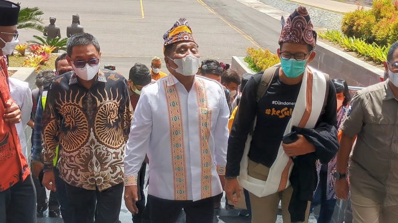 title Vaksinasi Pelaku Parekraf di Tana Toraja, Menparekraf Sandi: Hari Ini Target 1.000 Orang Vaksinasi Pelaku Parekraf di Tana Toraja, Menparekraf Sandi: Hari Ini Target 1.000 Orang
