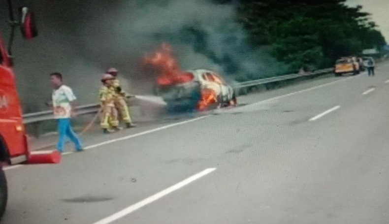    Chevrolet Terbakar Hebat di Tol Cipularang Purwakarta, Jadi Tontonan Pengguna Jalan