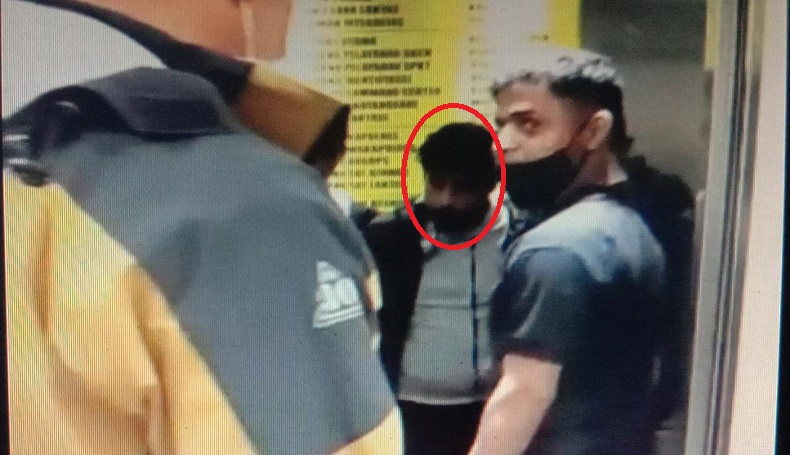    Inilah Tampang Pembunuh Istri di Cianjur, Terekam Diborgol dan Digiring Polisi