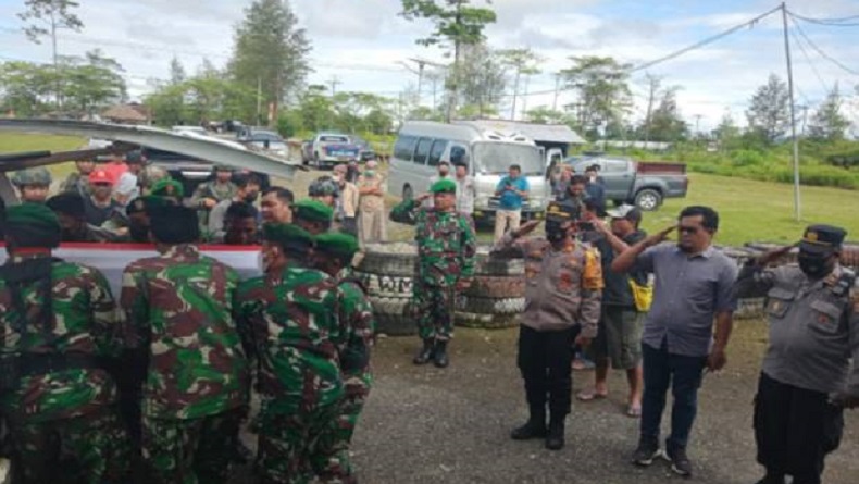 Evakuasi Jenazah Prajurit TNI Gugur Ditembak KKB Diwarnai Suasana Haru