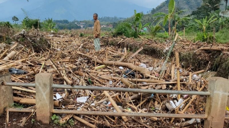 Banjir di Banyuresmi Garut karena Tumpukan Sampah, Ini Penampakannya
