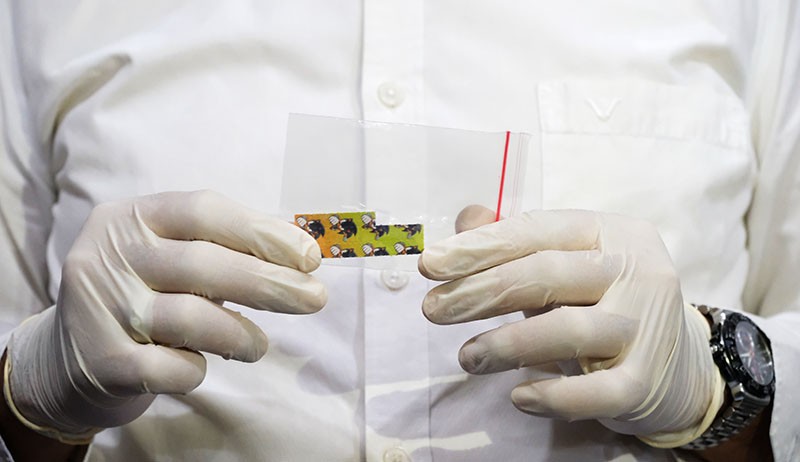 Penampakan Narkoba Jenis Prangko LSD, Ditempel di Lidah Efek Halusinasi 2 Jam - Bagian 1