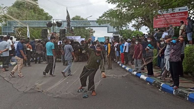 Tolak KIP, Nelayan Tebar Jala di Kantor PT Timah Babel