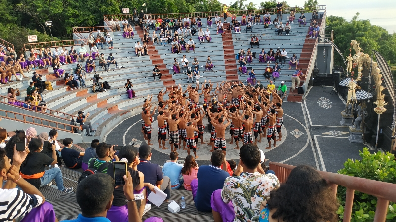 title Pura Luhur Uluwatu, Tawarkan Keindahan Senja dan Pertunjukan Budaya Pura Luhur Uluwatu, Tawarkan Keindahan Senja dan Pertunjukan Budaya