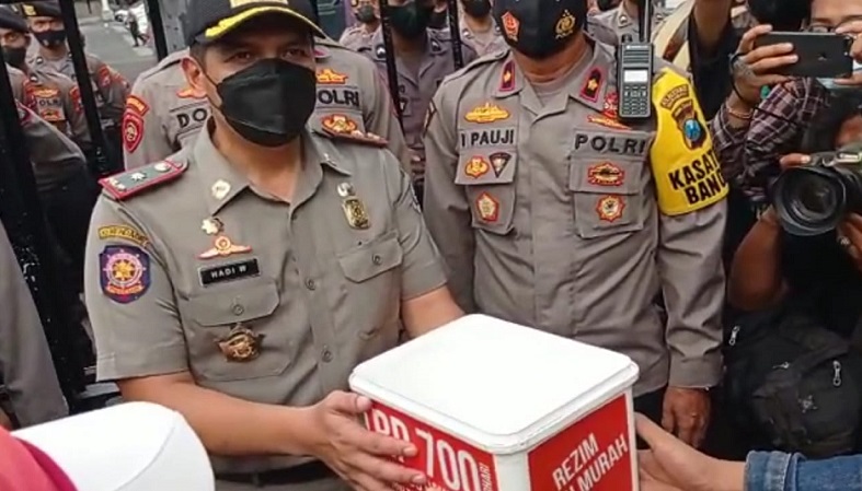 Tolak UMP 2022, Buruh Jatim Kumpulkan Koin Rp700 untuk Gubernur dan Menaker 