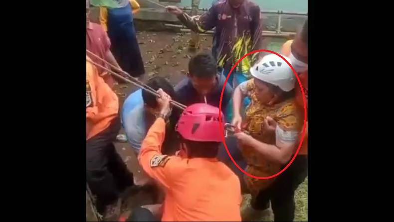 title Emak-emak Paruh Baya Tercebur ke Sumur di Ciamis, Evakuasi Dramatis Emak-emak Paruh Baya Tercebur ke Sumur di Ciamis, Evakuasi Dramatis