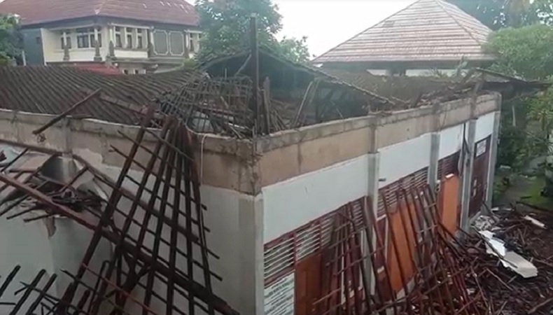 title Atap Gedung Pemerintahan di Tabanan Bali Ambruk Diterjang Hujan Deras Atap Gedung Pemerintahan di Tabanan Bali Ambruk Diterjang Hujan Deras