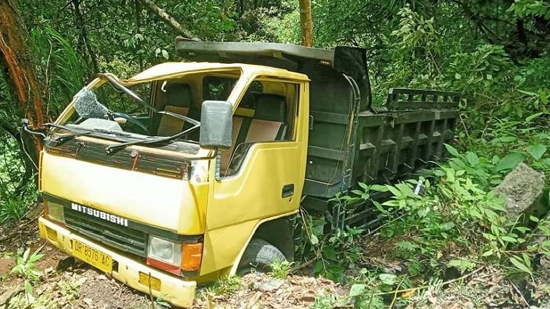 Kecelakaan di Jalan Trans Papua, Truk Tabrak Kendaraan Parkir