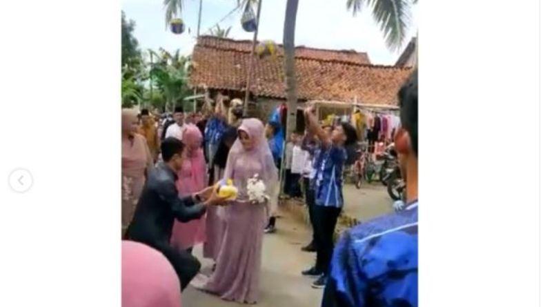 Netizen Heboh, Pernikahan Atlet Ini Gunakan Tradisi Lempar Bola Voli