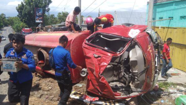 Hindari Motor, Mobil Damkar Pemkab Jeneponto Terguling usai Tabrak Pagar Rumah