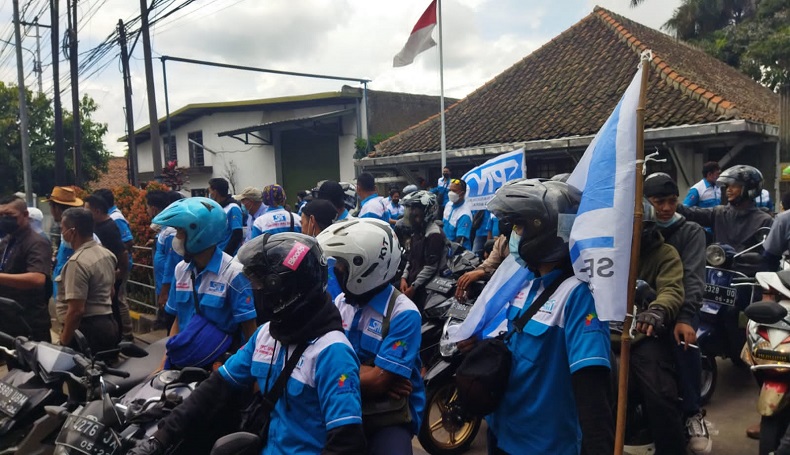 Mogok Massal, Buruh Sweeping Perusahaan dan Blokade Jalan di KBB