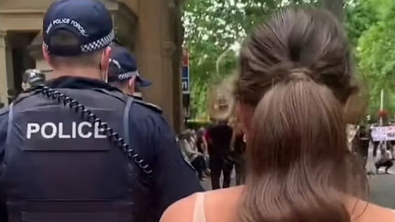 Pengantin Perempuan Terjebak Massa Demonstran, Polisi Turun Tangan 