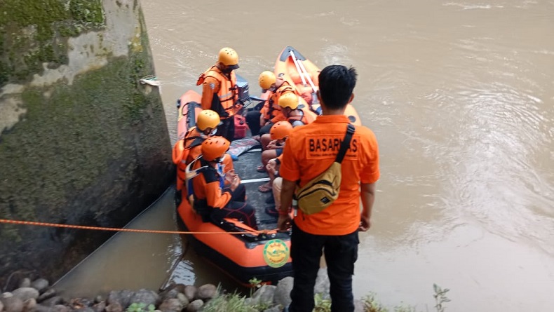 Berenang Lawan Arus Sungai Belawan, Bocah 10 Tahun Hilang