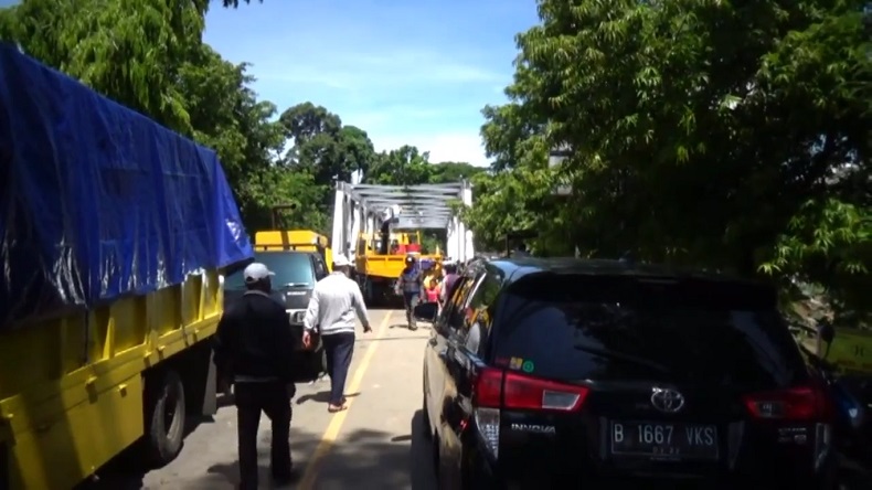 Ratusan Truk Terjebak di Jalan Trans Sulawesi selama 22 Hari akibat Jembatan Rusak