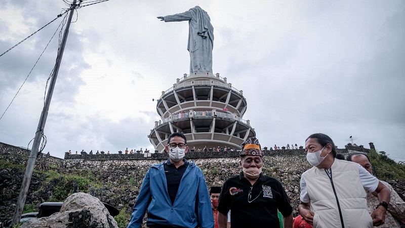 Kunjungi Patung Yesus Tertinggi di Dunia, Sandiaga Uno Kagum dengan Wisata Toraja