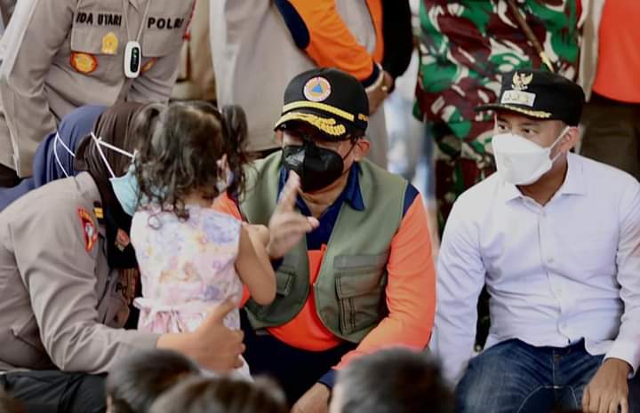 Wali Kota Palangka Raya Dampingi Kepala BNPB Pusat Tinjau Lokasi Banjir