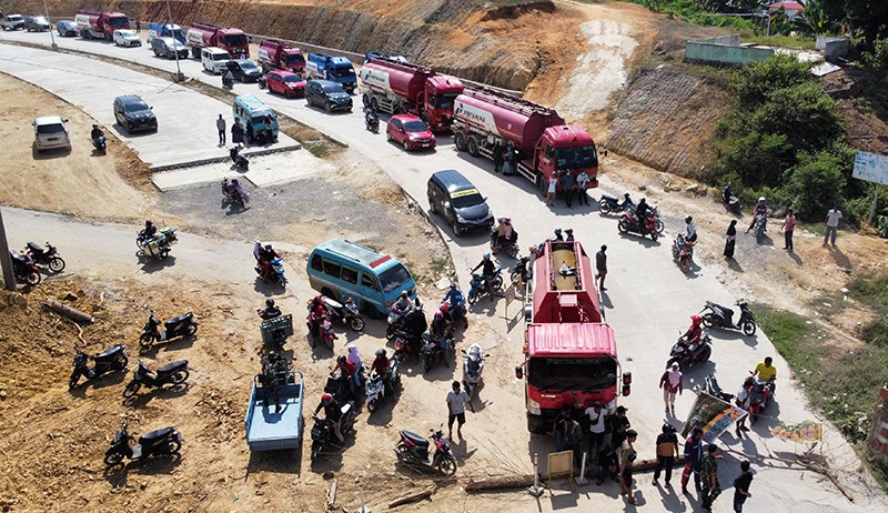 Ini Penyebab Warga Blokir Jalan Akses Pemuatan BBM di Kendari - Bagian 1