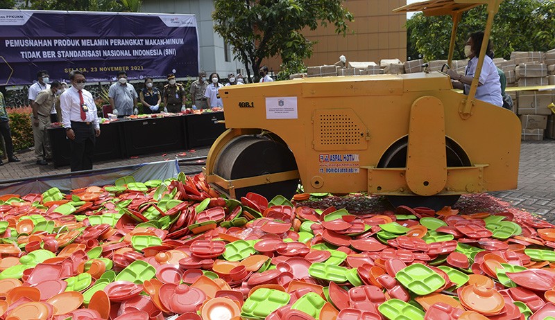 Ratusan Ribu Produk Melamin Wadah Makan dan Minum Tak Ber-SNI Dimusnahkan - Bagian 1