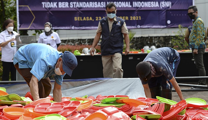 Ratusan Ribu Produk Melamin Wadah Makan dan Minum Tak Ber-SNI Dimusnahkan - Bagian 2