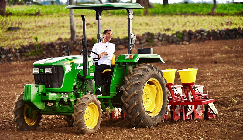 Momen Presiden Jokowi Bawa Traktor, Tanam Jagung bersama Petani Jeneponto - Bagian 1