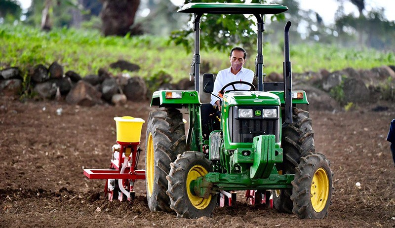 Momen Presiden Jokowi Bawa Traktor, Tanam Jagung bersama Petani Jeneponto - Bagian 2