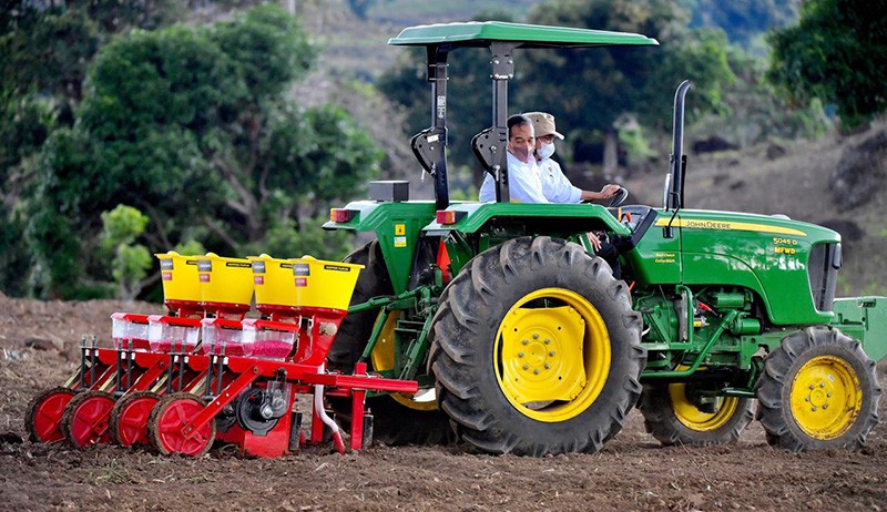 Momen Presiden Jokowi Bawa Traktor, Tanam Jagung bersama Petani Jeneponto - Bagian 3
