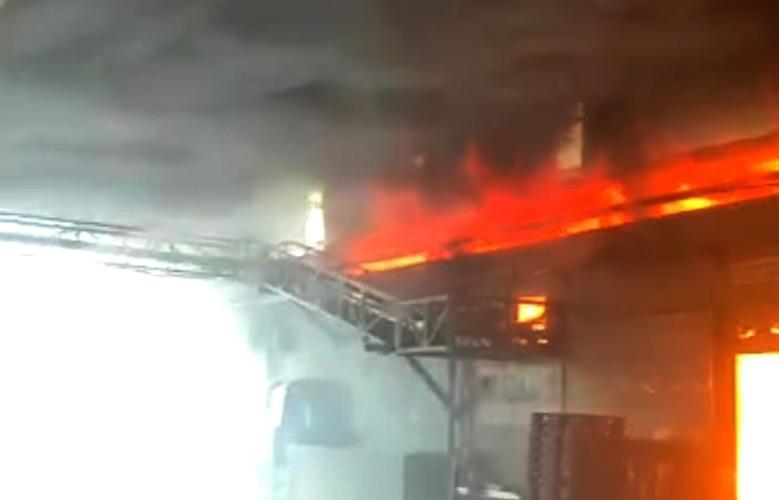 Kebakaran Landa Pabrik Dua Kelinci Pati, Arus Lalu Lintas Jalur Pantura Tersendat