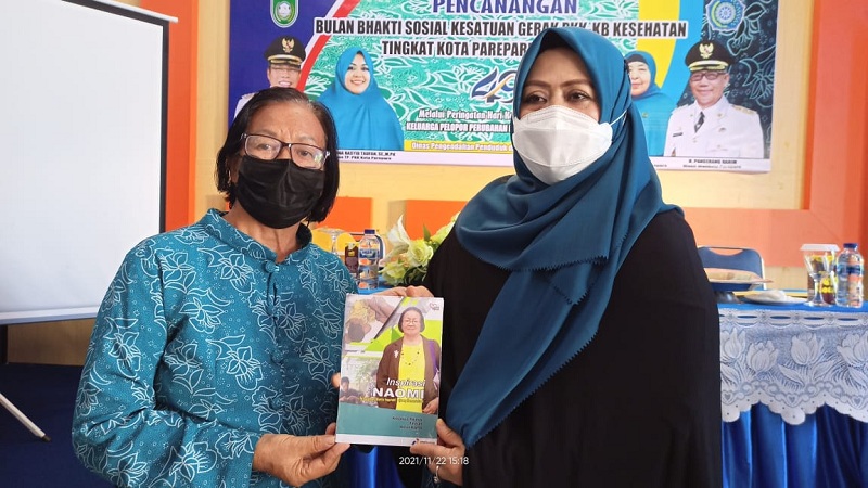 Tangis Haru Naomi Saat Bukunya Diborong Ketua TP PKK Parepare