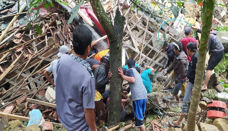 Siswi SMP di Toraja Utara Tewas Tertimbun Longsor, 4 Rumah Ambruk