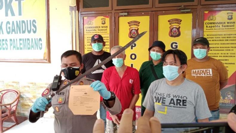 title Gegara Tersinggung, Ayah Anak di Palembang Bacok Tetangga hingga 3 Jari Putus Gegara Tersinggung, Ayah Anak di Palembang Bacok Tetangga hingga 3 Jari Putus