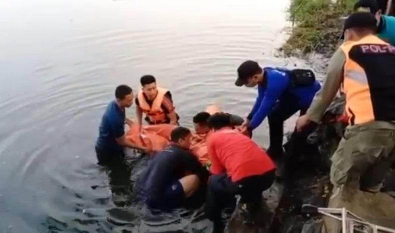 Mobil Pikap Pelat Merah Terjun ke Danau Unesa Surabaya, 1 Penumpang Tewas