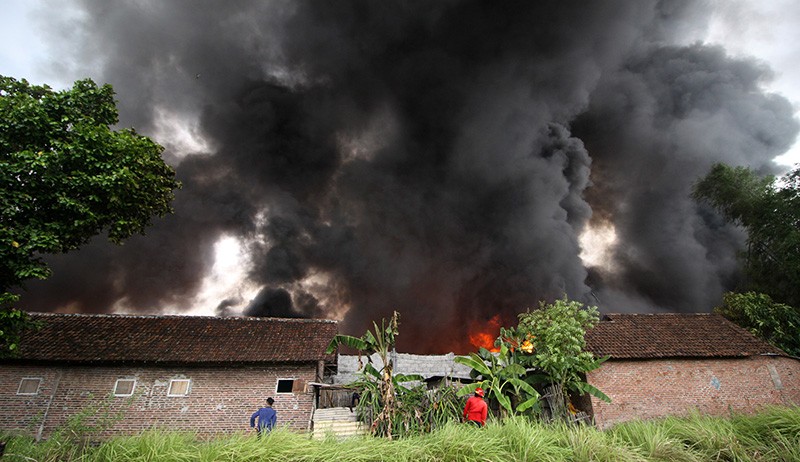 Kebakaran Pabrik Plastik di Sidoarjo, Asap Hitam Membubung Tinggi - Bagian 1