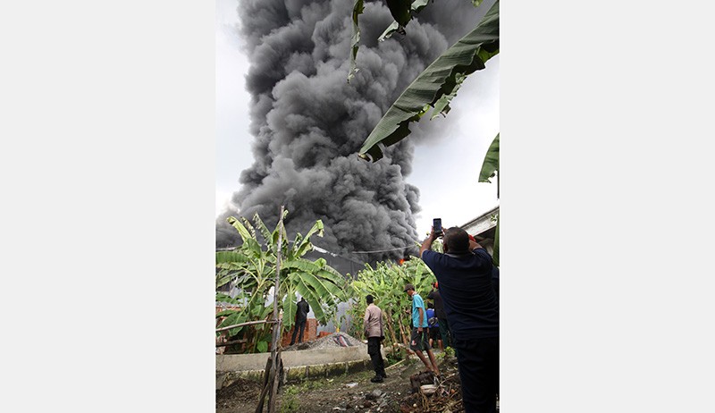 Kebakaran Pabrik Plastik di Sidoarjo, Asap Hitam Membubung Tinggi - Bagian 4