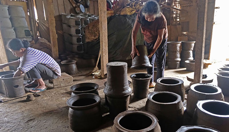Produksi Tungku Tanah Terkendala Cuaca - Bagian 2