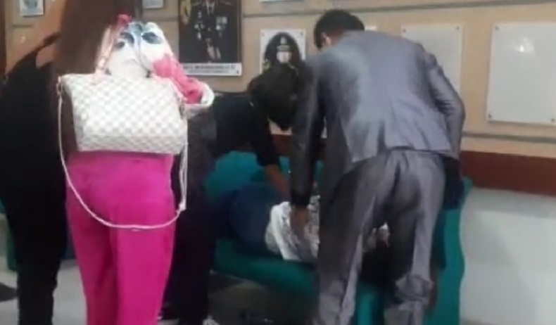 Usai Minta Maaf ke Arteria Dahlan, Anggiat Pasaribu Pingsan Usai Minta Maaf ke Arteria Dahlan, Anggiat Pasaribu Pingsan