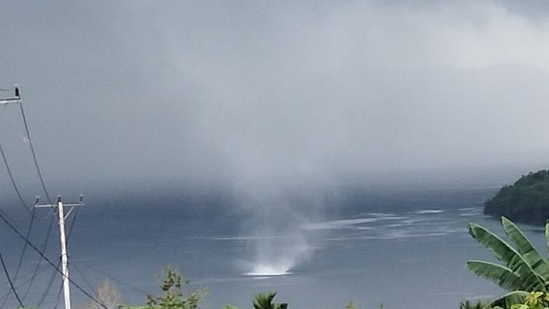 Warga Manokwari Geger dengan Fenomena Waterspout di Pesisir Pantai