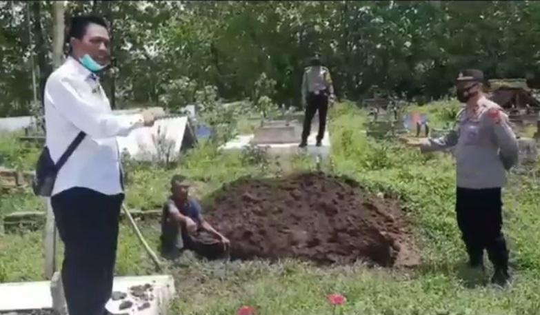Heboh Pria di Ponorogo Gali Makam Istrinya yang Telah Meninggal Sebulan Lalu
