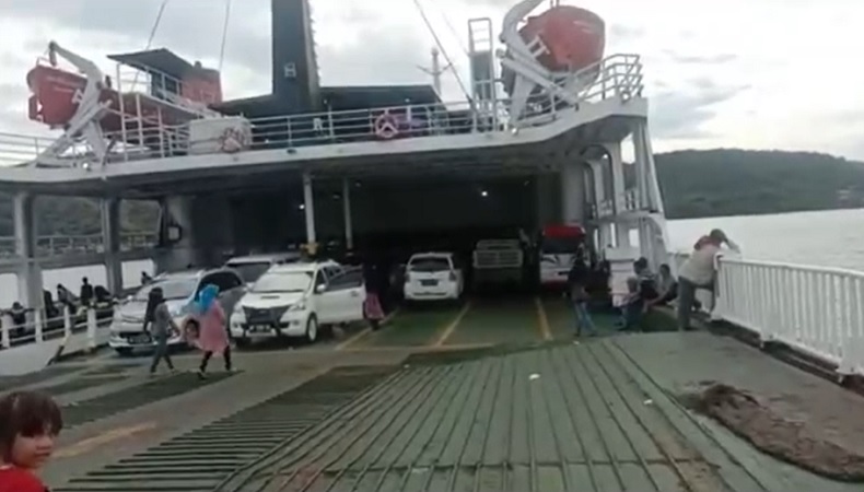 Kapal Feri 12 Jam Kandas di Pelabuhan Merak, Penumpang Kelaparan