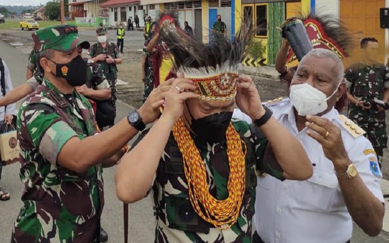 KSAD Dudung Tiba di Manokwari, Disambut Tarian Khas Papua Barat 