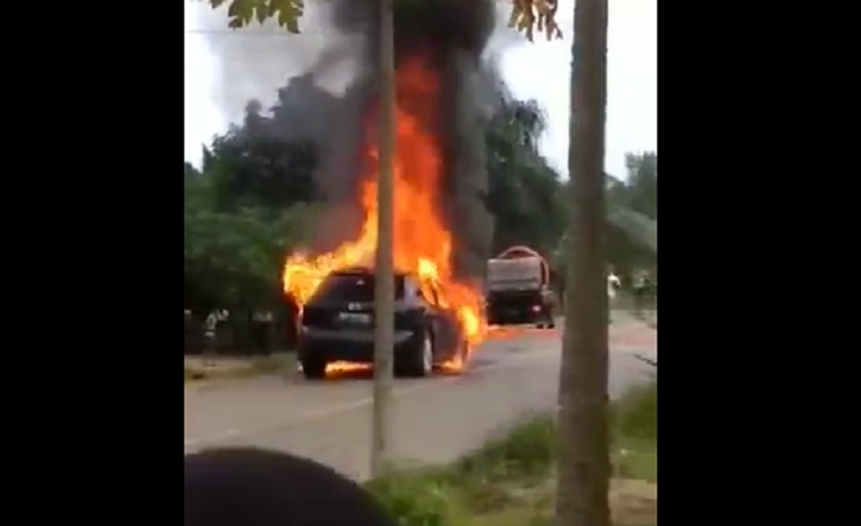 Mobil Tiba-Tiba Terbakar saat Berkendara, Ibu Guru dan Anaknya Selamatkan Diri