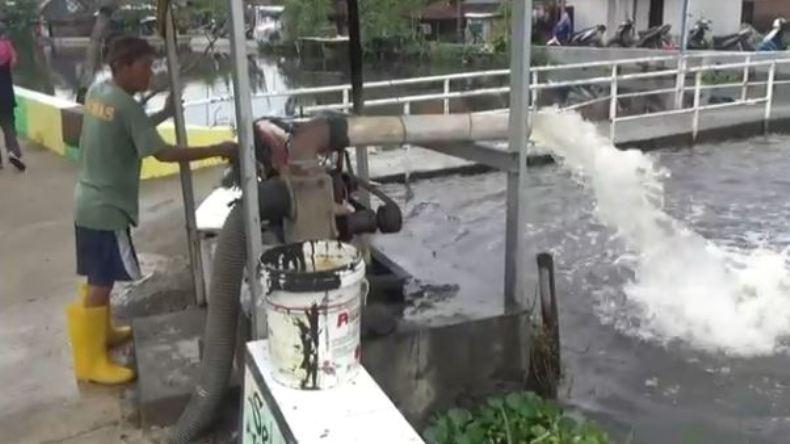 title Korban Banjir di Pekalongan Andalkan Pompa Kecil untuk Membuang Air Korban Banjir di Pekalongan Andalkan Pompa Kecil untuk Membuang Air