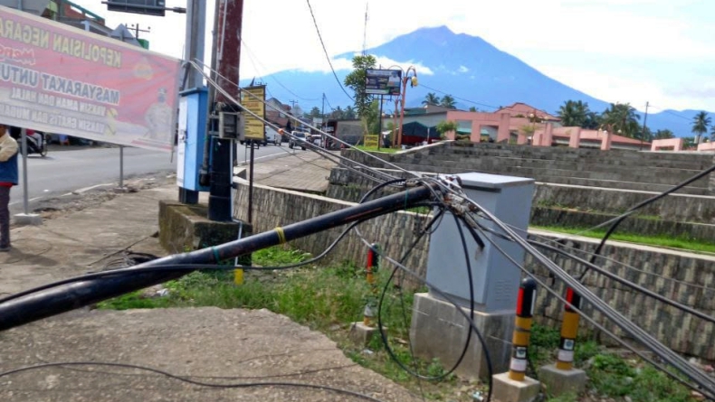 Tiang Telkom di Solok Selatan Tumbang Ditabrak Mobil, Koneksi Internet Terganggu