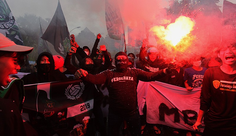 Ribuan Massa Bonek Turun ke Jalan Tuntut Revolusi Sepak Bola Indonesia - Bagian 3