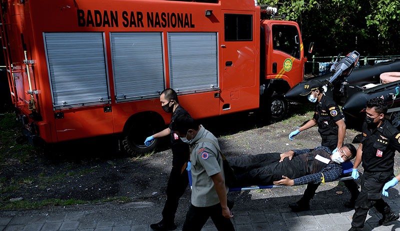 Petugas Bandara Ngurah Rai Evakuasi Korban Kecelakaan Pesawat - Bagian 2