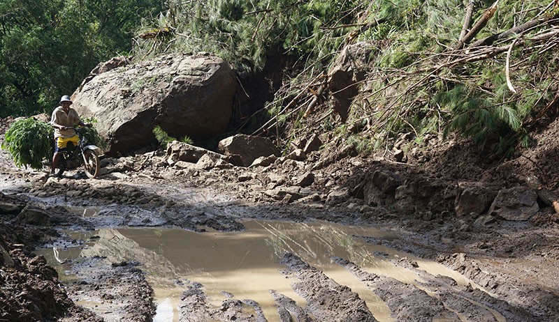 Jalur Wisata Ranu Gumbolo Tulungagung Putus Tertimbun Longsor - Bagian 1