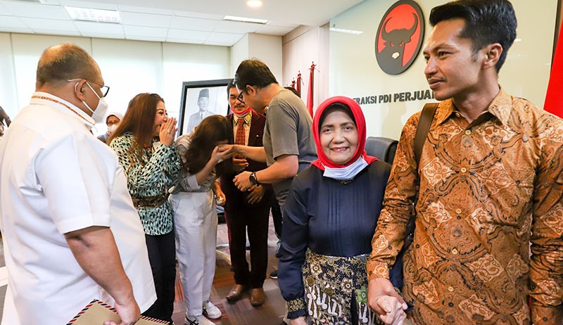 Anggiat Pasaribu Menangis Minta Maaf, Cium Tangan-Peluk Ibunda Arteria Dahlan - Bagian 5