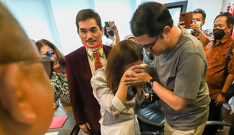 Anggiat Pasaribu Menangis Minta Maaf, Cium Tangan-Peluk Ibunda Arteria Dahlan - Bagian 4