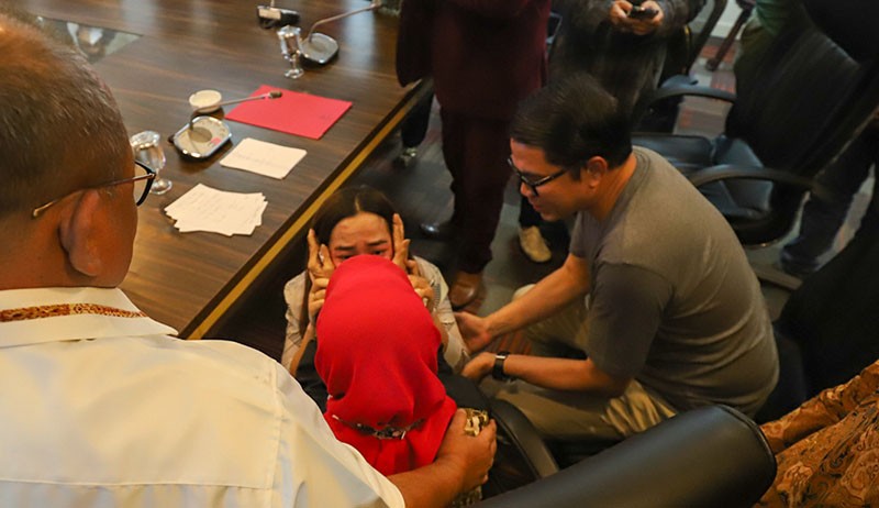 Anggiat Pasaribu Menangis Minta Maaf, Cium Tangan-Peluk Ibunda Arteria Dahlan - Bagian 3