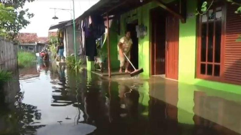 Banjir di Pekalongan Surut, Warga Mulai Bersihkan Rumah  