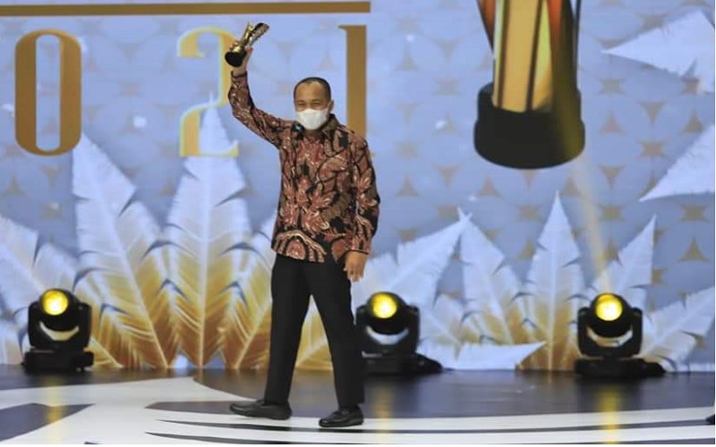 Bupati Batubara Zahir Terima Penghargaan Indonesia Award 2021 di Studio iNews